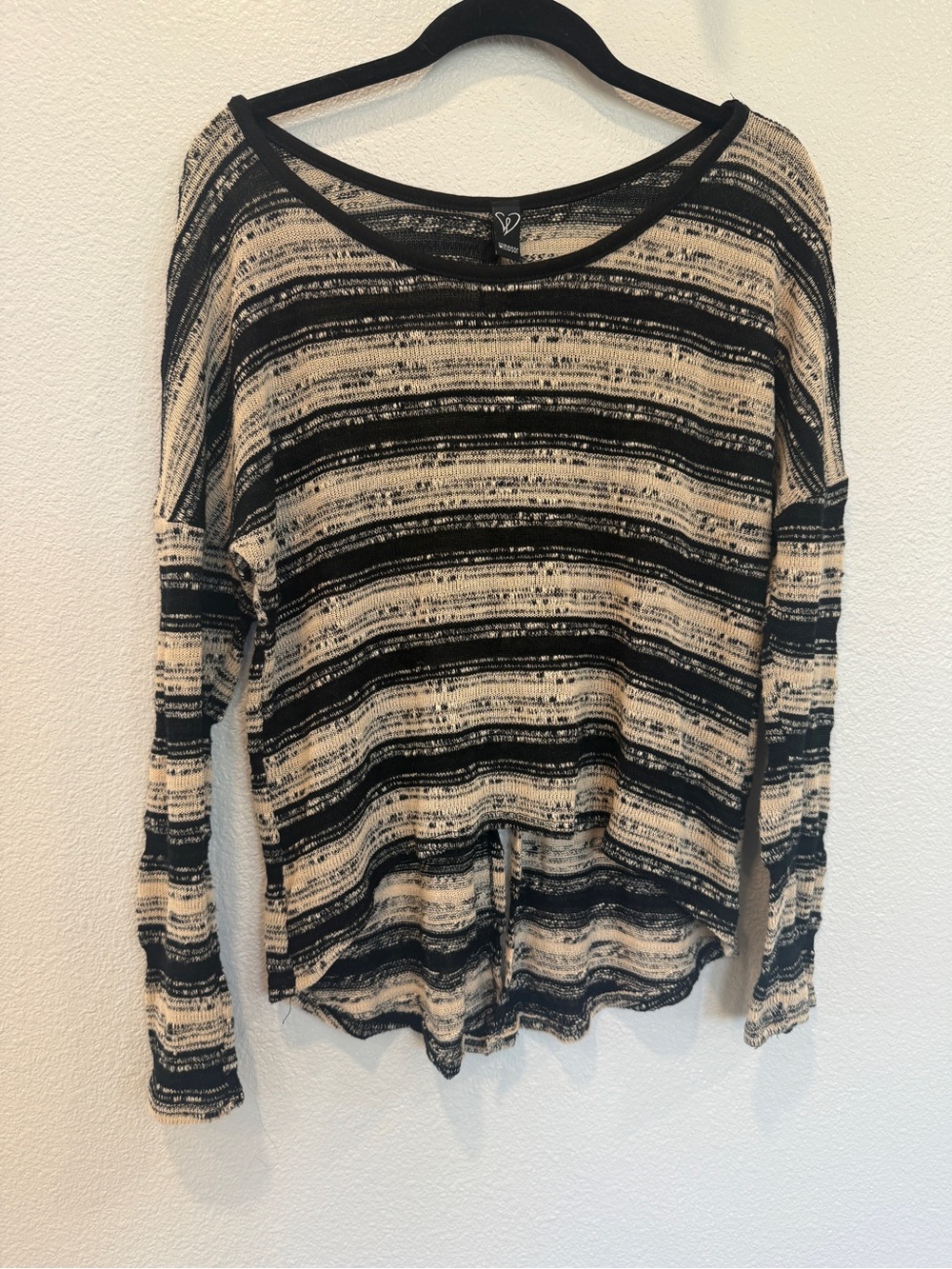 Windsor Women’s Light Weight Striped Black Button Back Sweater Small Black & Tan